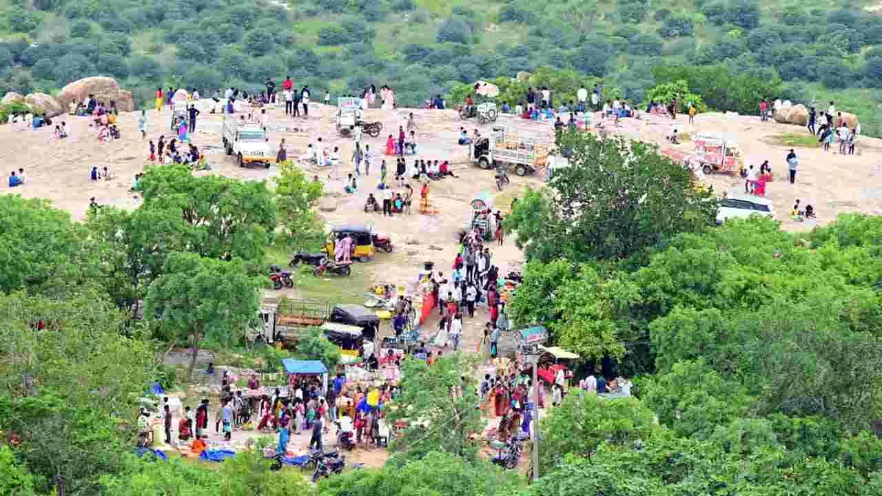 తిరుమలయ్య గుట్టకు పోటెత్తిన భక్తులు..