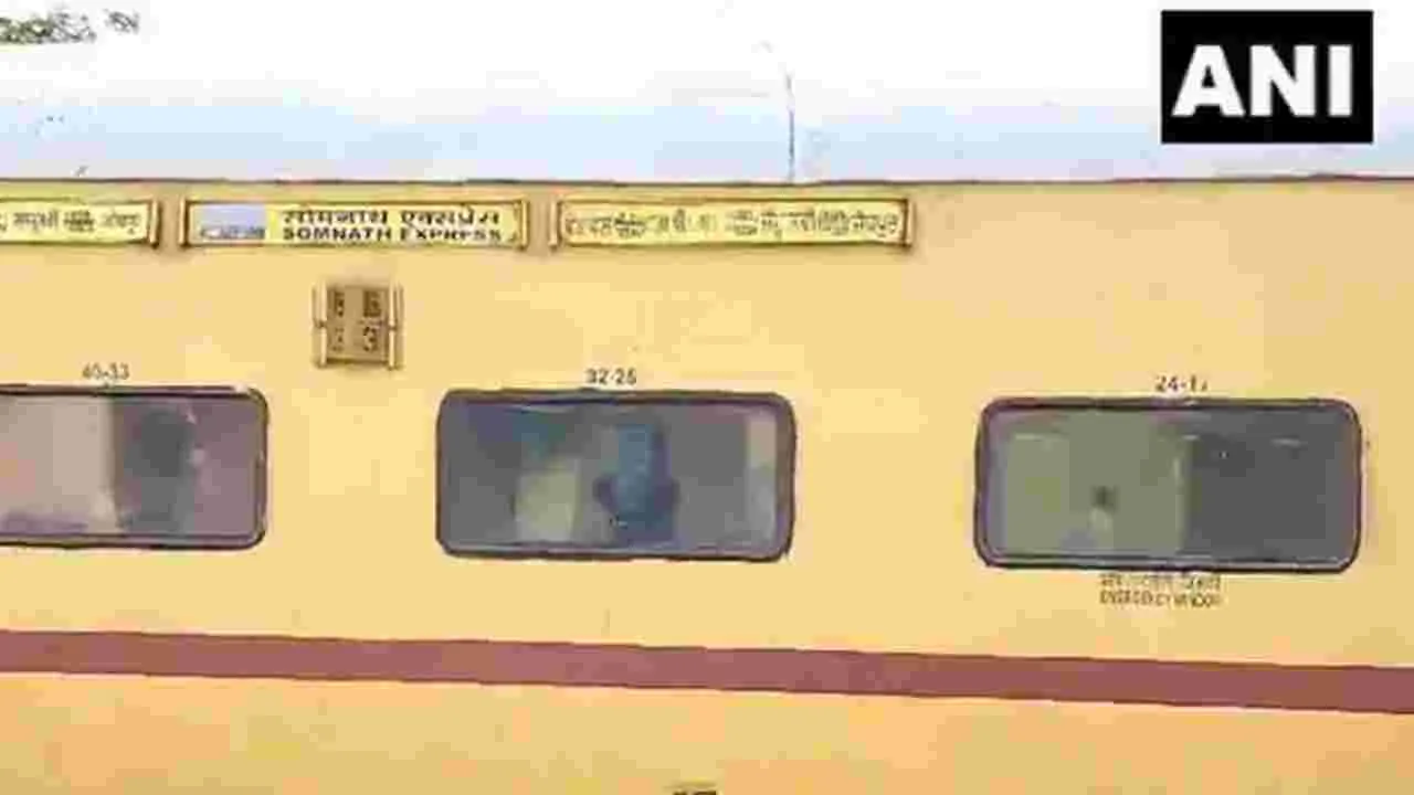 Jammu-Jodhpur Express: ఎక్స్‌ప్రెస్‌ రైలుకు బాంబు బెదిరింపు.. ప్రయాణికులను దింపి ముమ్మర తనిఖీలు