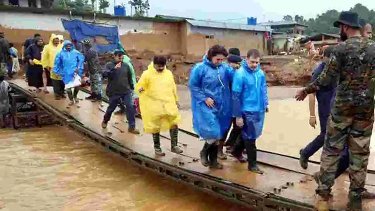 Kerala landslides: వయనాడ్‌లో పర్యటించిన రాహుల్, ప్రియాంక.. బాధితులకు పరామర్శ