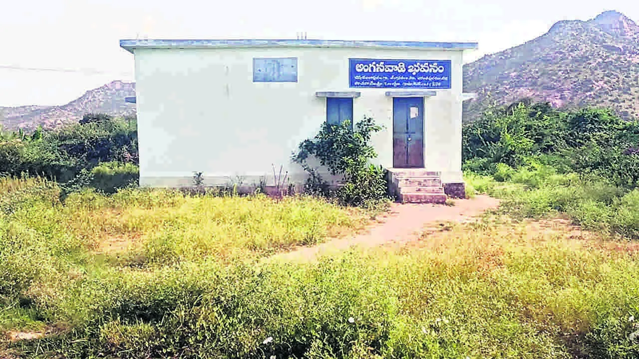 ANGANWADI : అంగనవాడీ కేంద్రం చుట్టూ పిచ్చిమొక్కలు