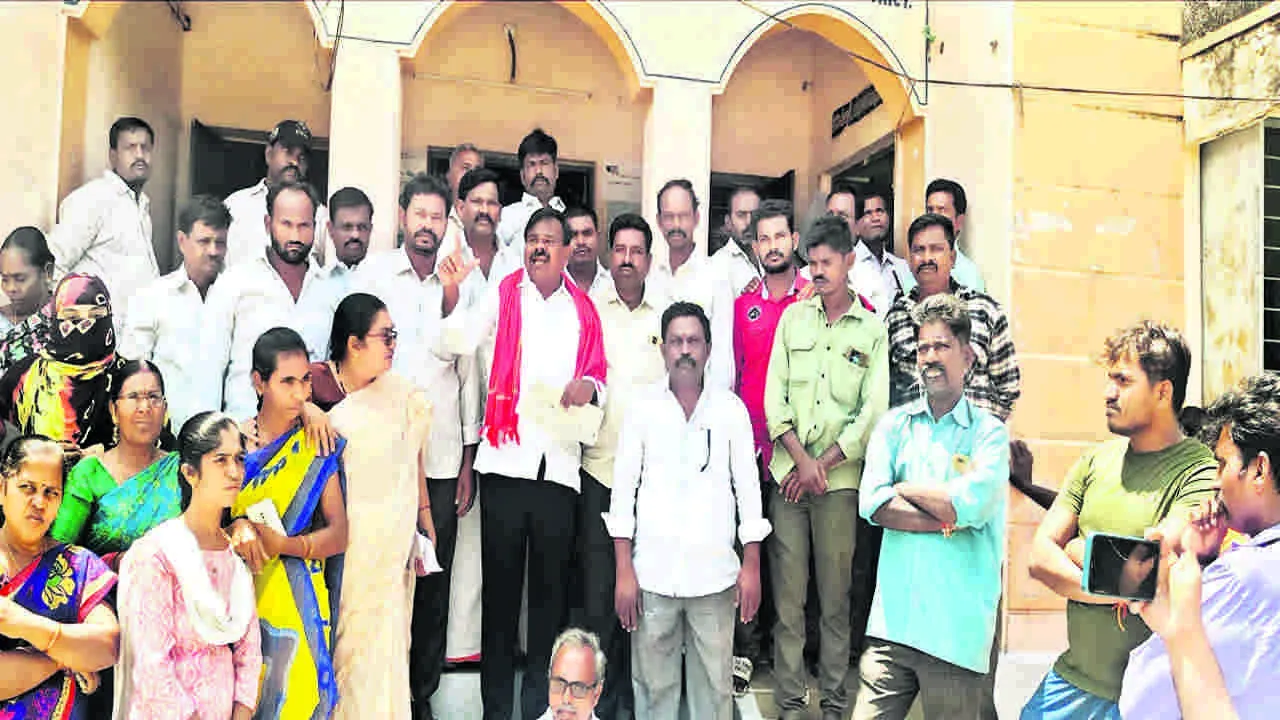 DHARNA : దేవరకొండ భూమిని కాపాడాలి