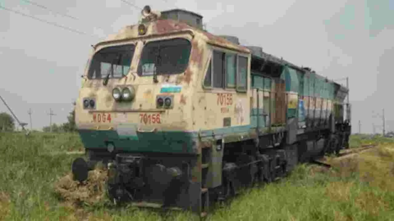 Locomotive In Field: పొలంలో రైలు ఇంజెన్ ప్రత్యక్షం.. జనాలకు షాక్!