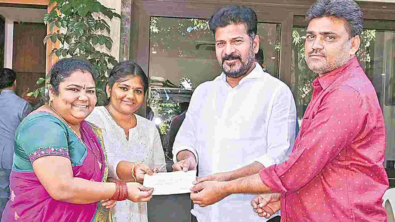 Donations: కుమారీ ఆంటీ రూ.50 వేల విరాళం