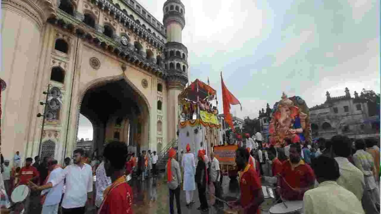 Ganesh shobha Yatra: గణేష్ శోభాయాత్రలో చార్మినార్ వద్ద బురఖాతో యువతి కలకలం