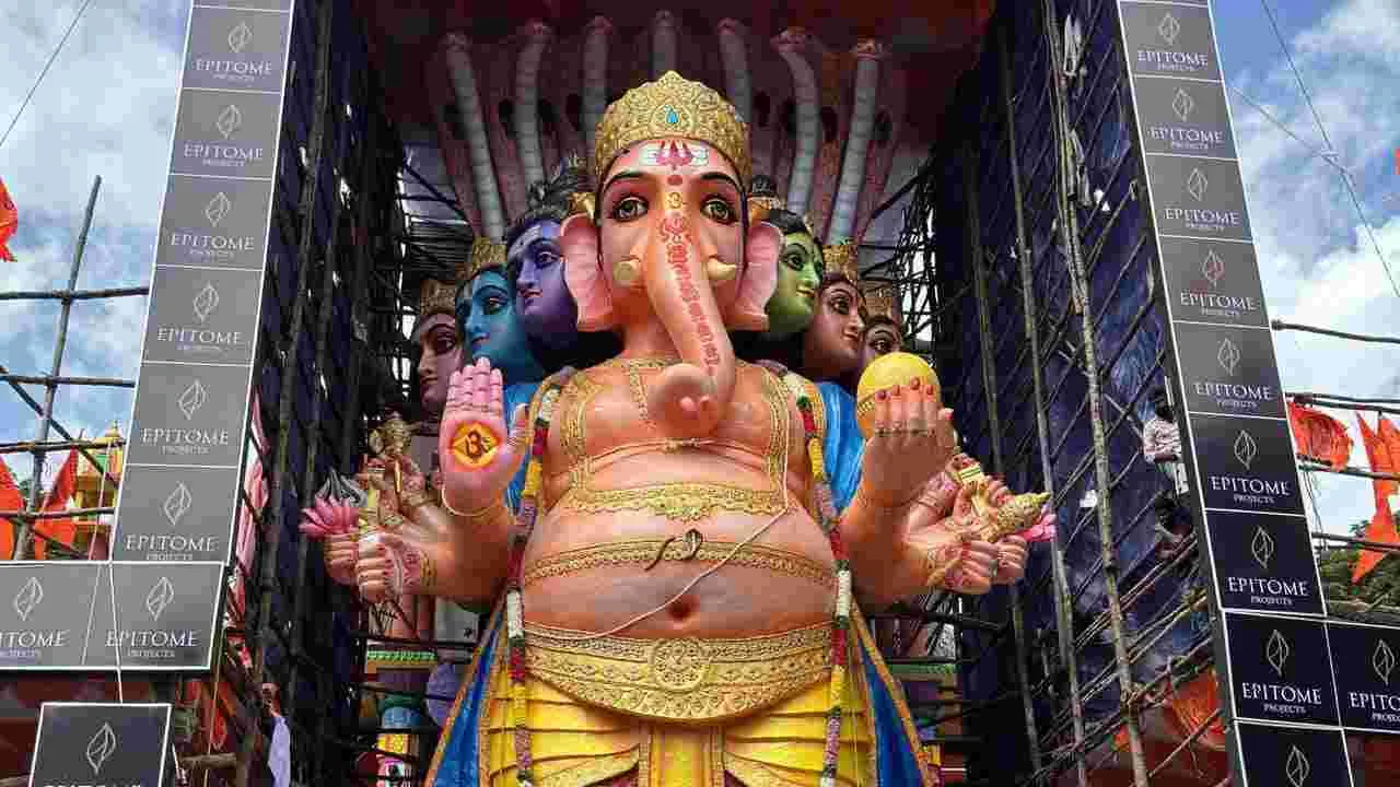 Khairatabad Ganesh: మెుదలైన ఖైరతాబాద్ గణేశుడి శోభాయాత్ర..