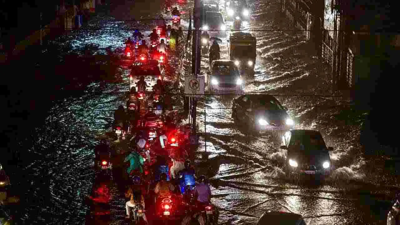 Hyderabad  Rains:  హైదరాబాద్‌లో భారీ వర్షం..  జలమయమైన పలు కాలనీలు