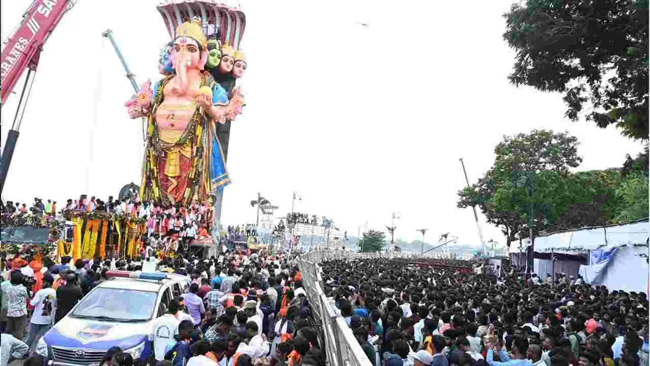 Ganesh Immersion in Hyderabad: కన్నుల పండుగగా గణేష్ నిమజ్జనాలు