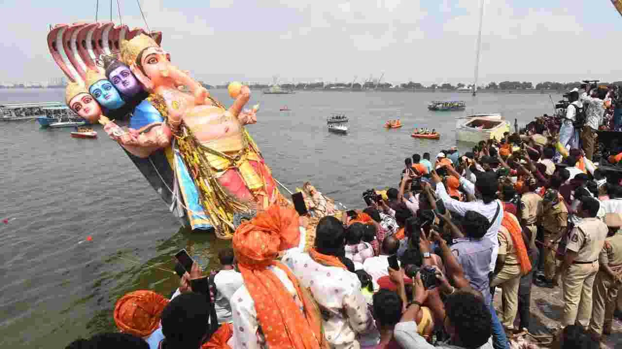 Ganesh Immersion in Hyderabad: కన్నుల పండుగగా గణేష్ నిమజ్జనాలు