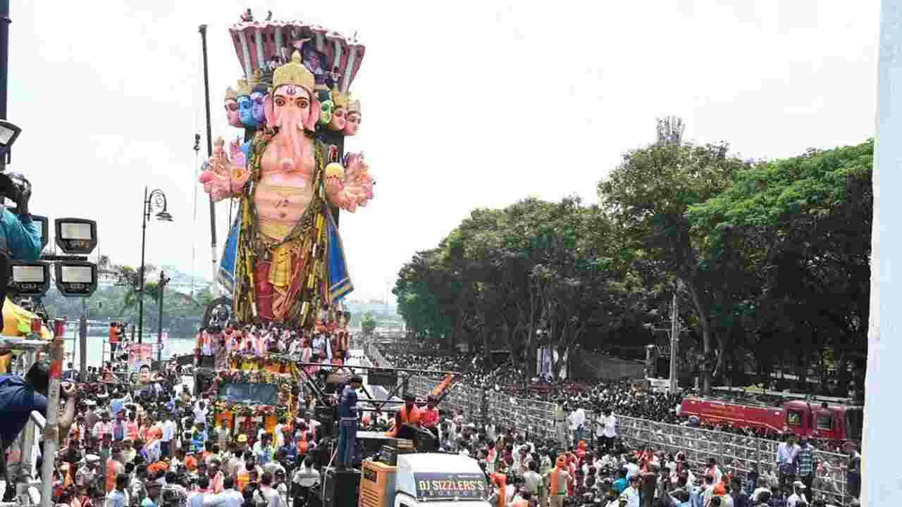 Ganesh Immersion in Hyderabad: కన్నుల పండుగగా గణేష్ నిమజ్జనాలు