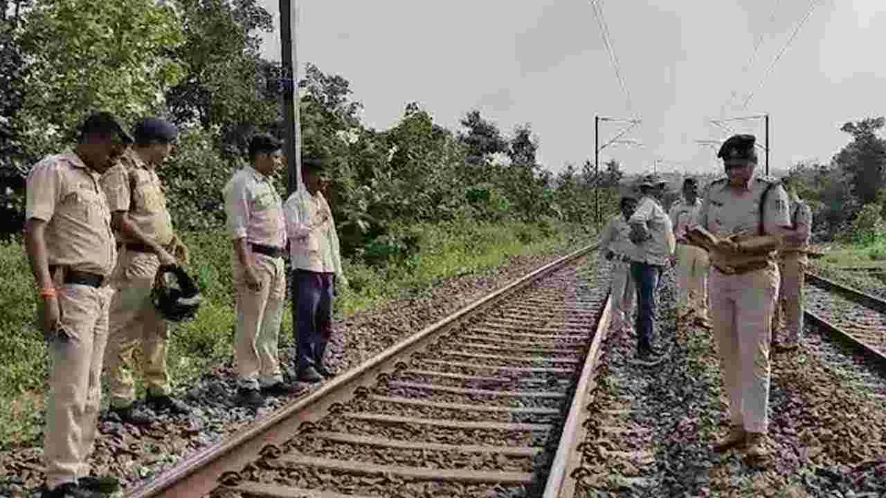 Rail Track: రైల్వే ట్రాక్‌పై గ్యాస్ సిలిండర్లు, డిటోనేటర్లు.. తృటిలో తప్పిన రైలు ప్రమాదం