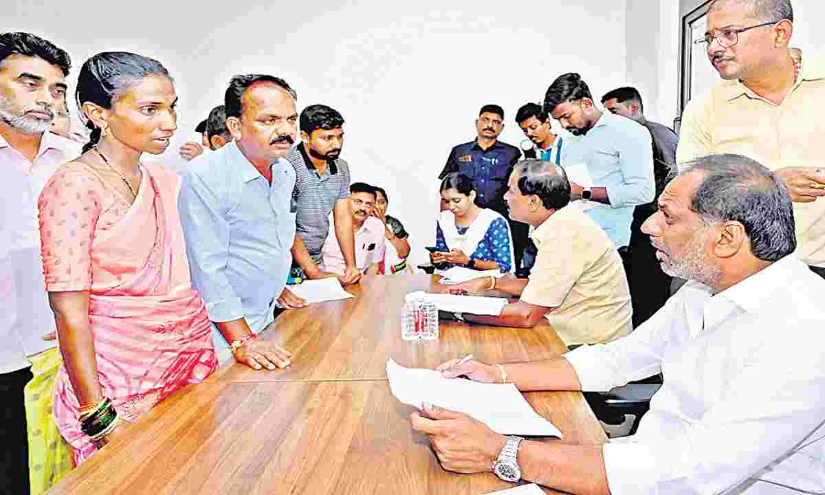 Amaravati : ప్రజాదర్బార్‌కు బాధితుల క్యూ