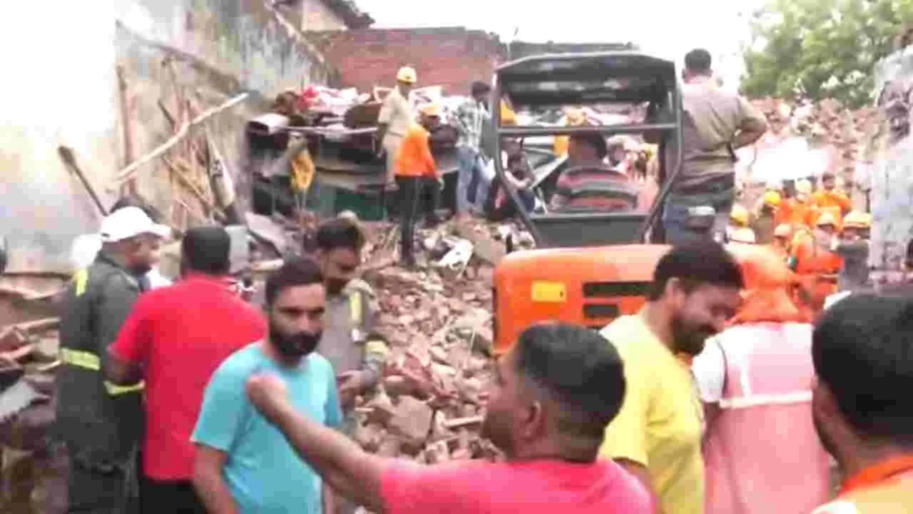  Building Collapsed: మూడంతస్తుల భవనం కూలి 10 మంది మృతి.. కొనసాగుతున్న సహాయక చర్యలు