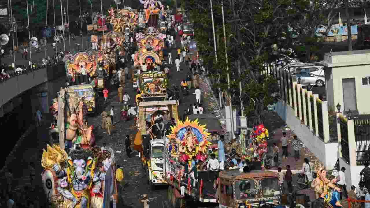 బారులు తీరిన గణనాథులు.. కొనసాగుతున్న  నిమర్జనం..