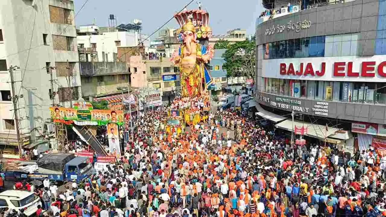 Shobhayatra: ఖైరతాబాద్ గణేష్ శోభాయాత్ర..