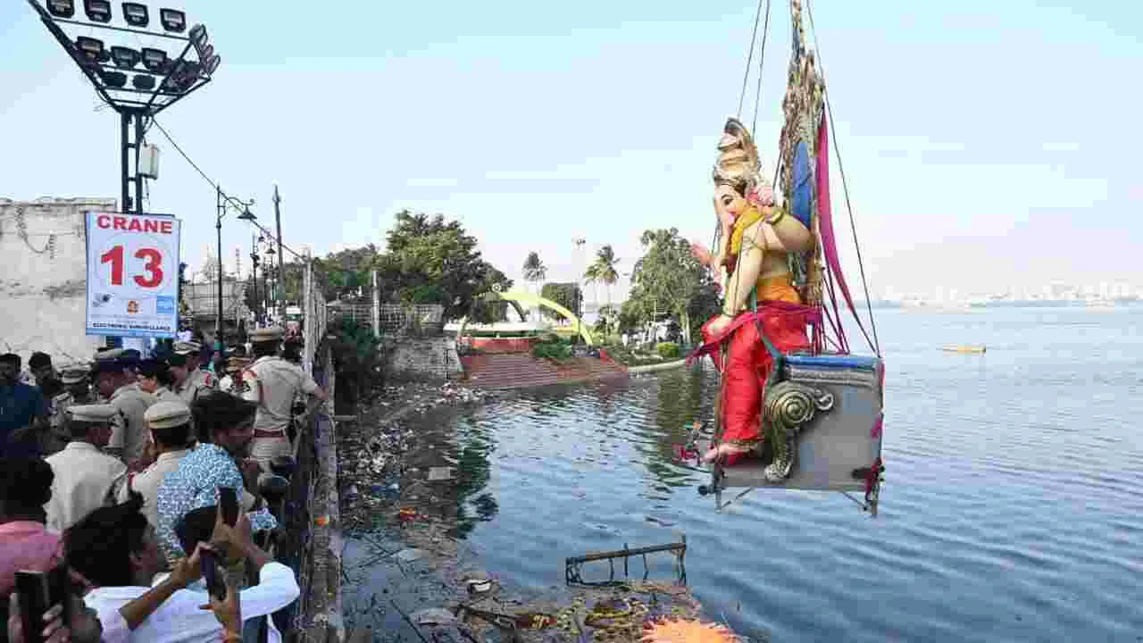 బారులు తీరిన గణనాథులు.. కొనసాగుతున్న  నిమర్జనం..