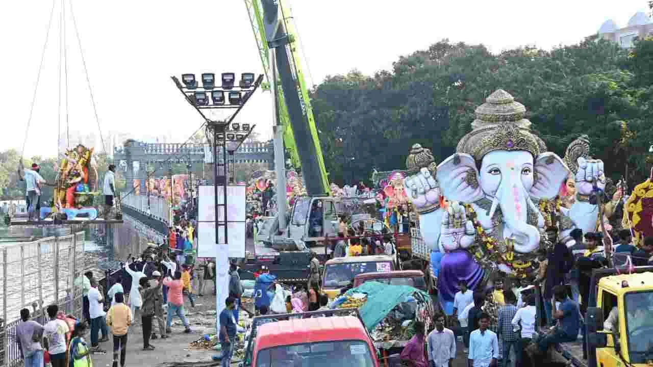 బారులు తీరిన గణనాథులు.. కొనసాగుతున్న  నిమర్జనం..