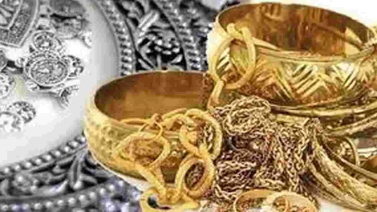 Gold and Silver Rates Today:  స్వల్పంగా తగ్గిన బంగారం ధర.. భారీగా పెరిగిన వెండి రేటు