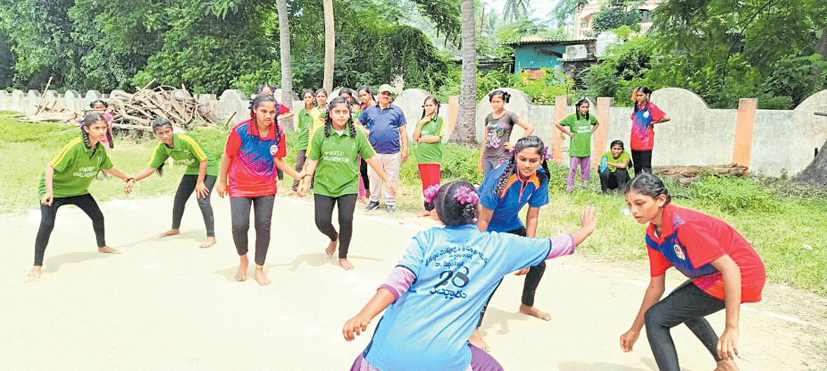 విద్యార్థులు క్రీడల్లో రాణించాలి