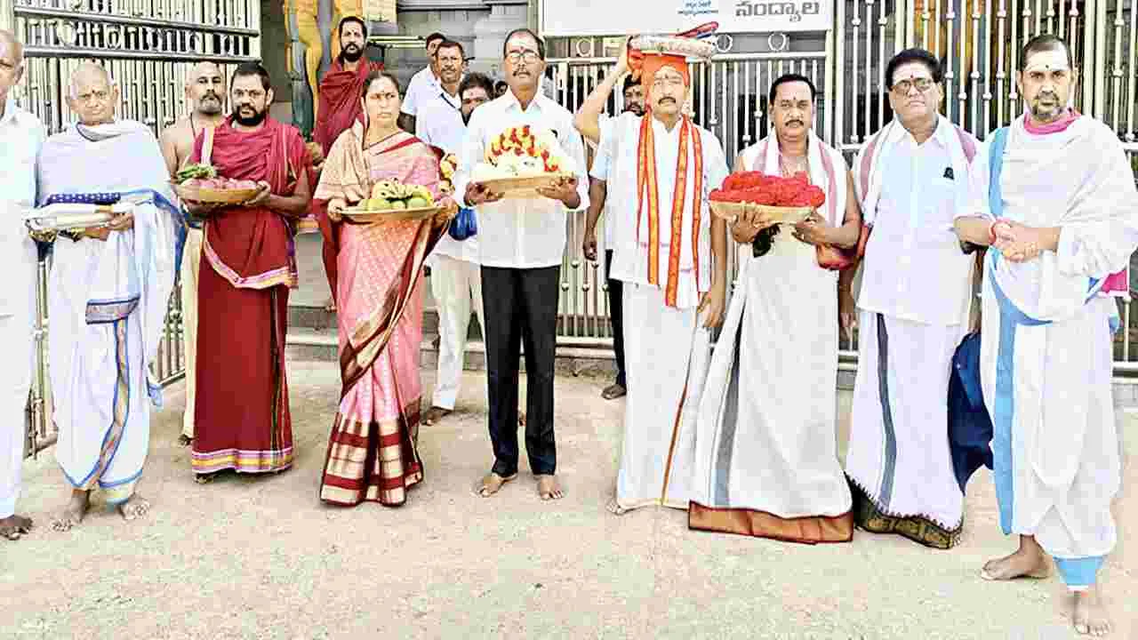 కాణిపాకం వినాయక స్వామికి  మహానందీశ్వరుడి పట్టు వస్త్రాలు