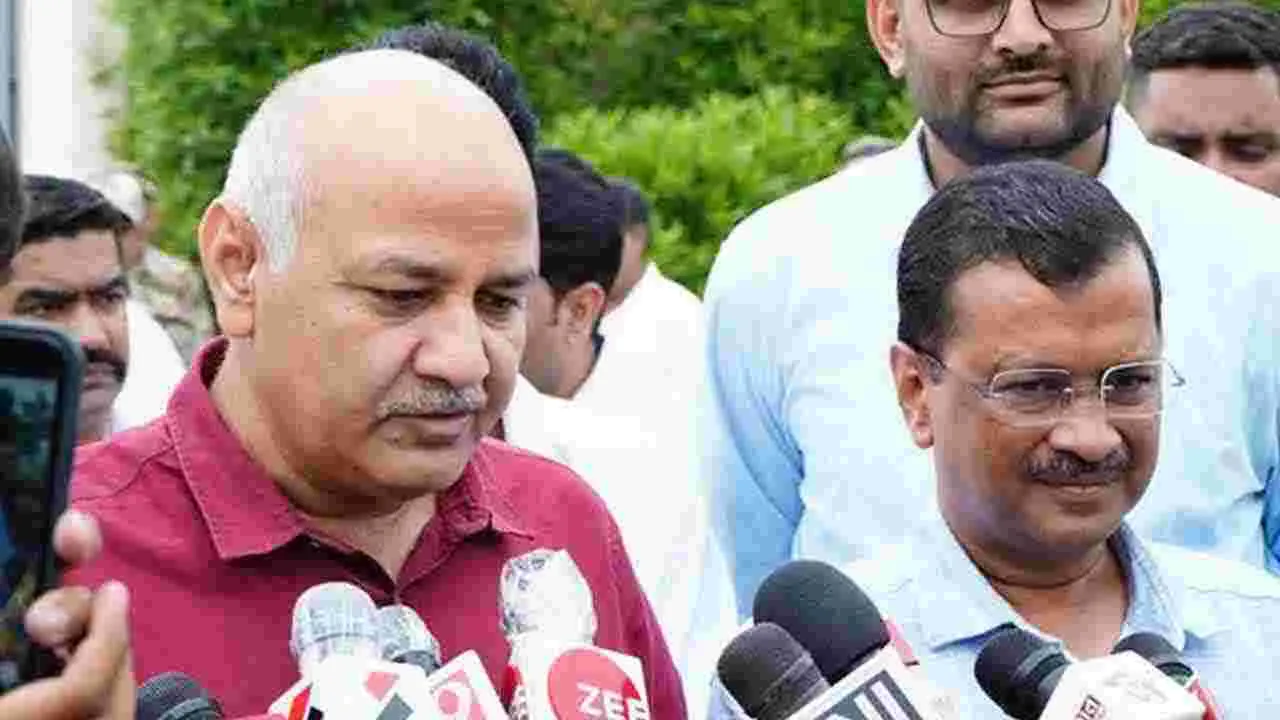 Arvind Kejriwal: సీఎం  కేజ్రీవాల్‌తో మనీశ్ సిసోడియా భేటీ..!