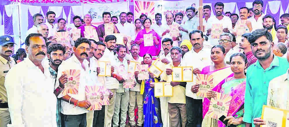 MLA SUNITA పేదల భూముల లాక్కున్న వారి ఆటకట్టిస్తాం : ఎమ్మెల్యే  సునీత