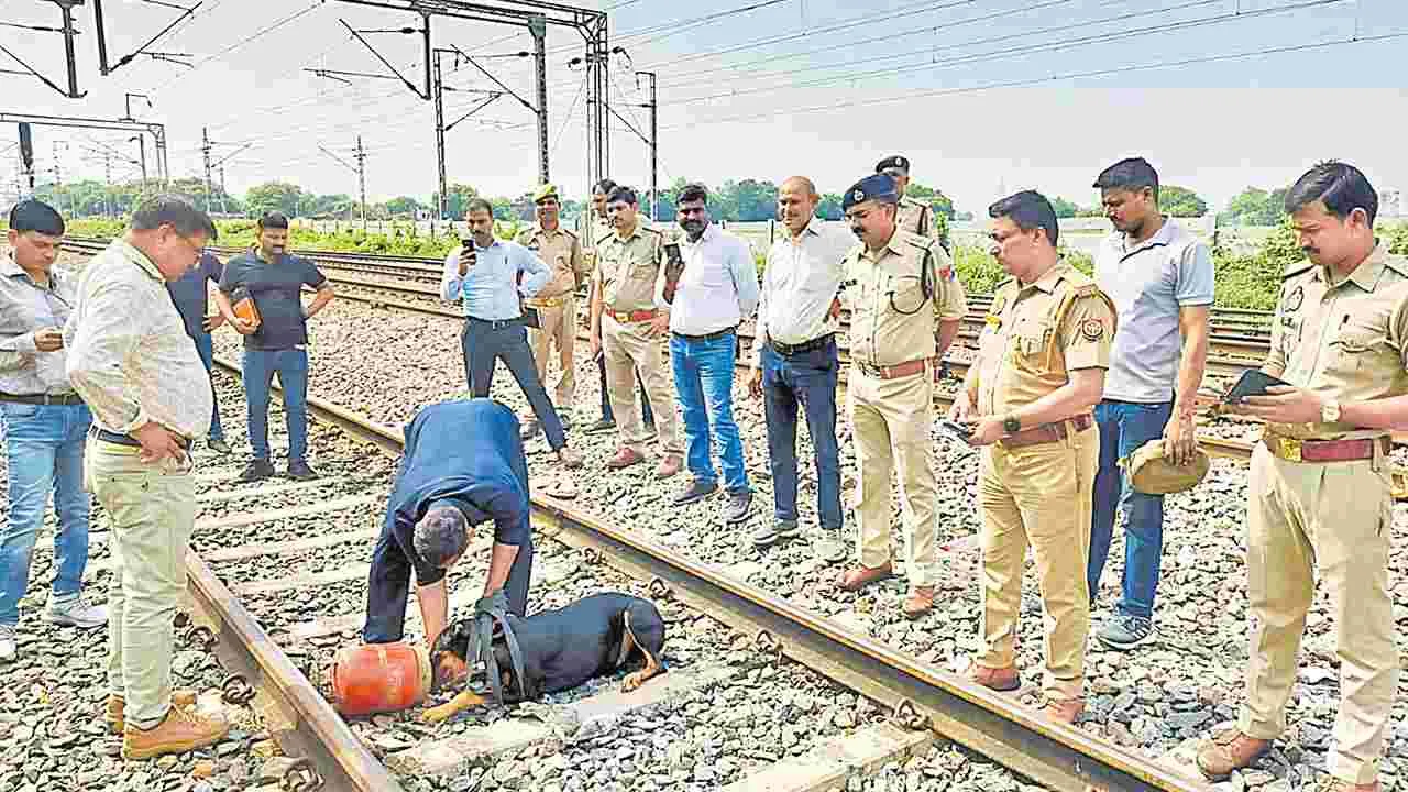 Madhya Pradesh: సైనికుల రైలు వెళ్లే పట్టాలపై డిటోనేటర్లు!