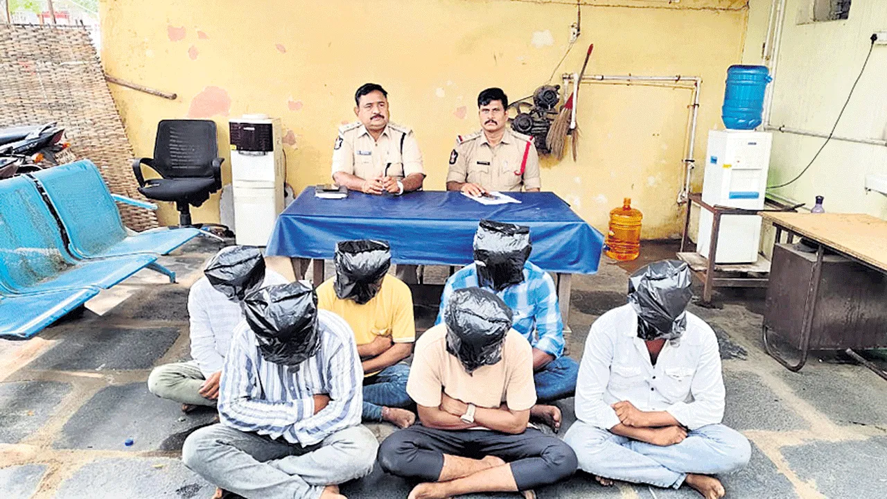  police రౌడీ అనే మాట వినిపిస్తే తోలు తీస్తా : డీఎస్పీ