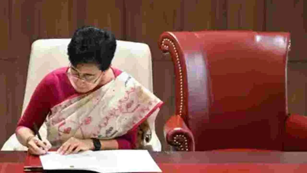 Atishi: కేజ్రీవాల్ సీటును అలానే ఉంచి.. సీఎం బాధ్యతలు చేపట్టిన అతిషి