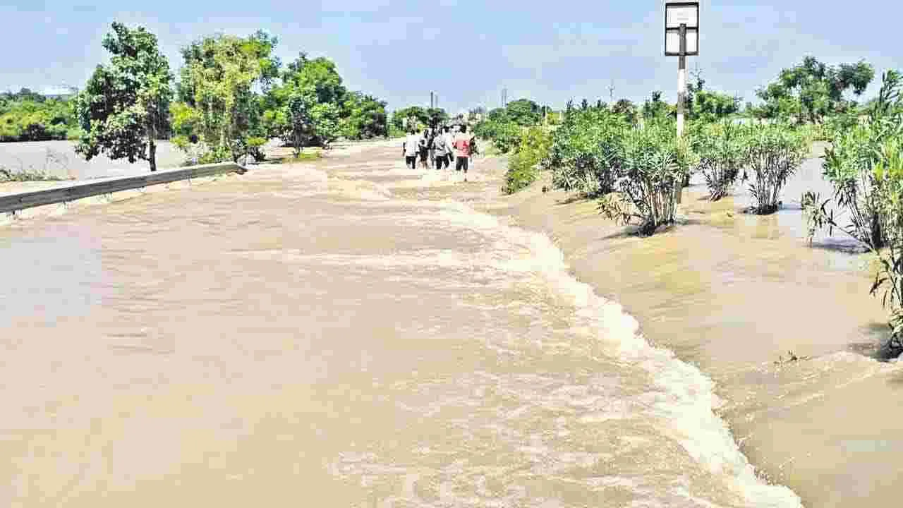 Rains: ఏలేరు ప్రాజెక్టుకు పెరుగుతున్న వరద.. ముంపులో ఆ గ్రామం..