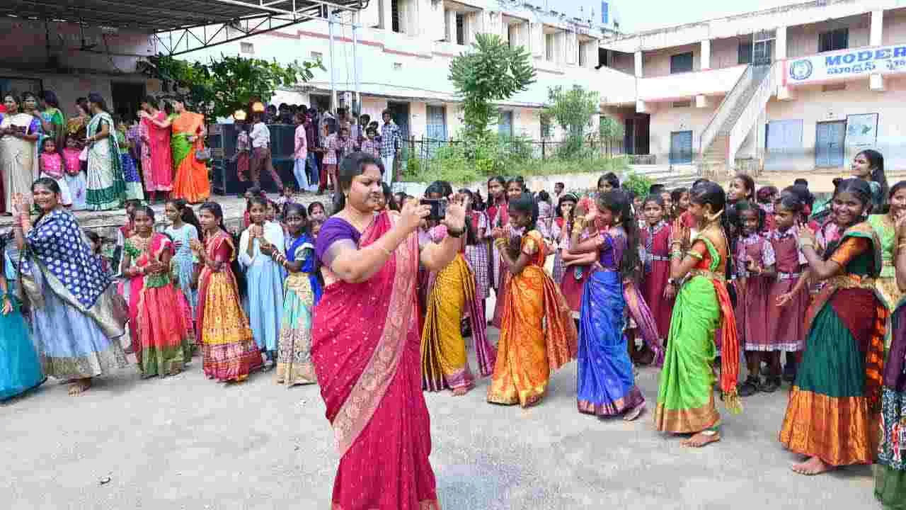 మహబూబ్‌నగర్‌లో జిల్లా కేంద్రంలోని తెలంగాణ చౌరస్తా వద్దనున్న మాడ్రన్ హైస్కూల్లో బతుకమ్మ సంబరాలు