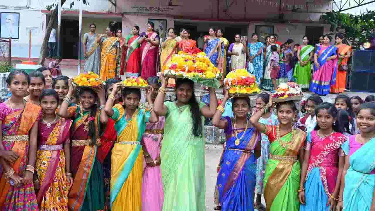 మహబూబ్‌నగర్‌లో జిల్లా కేంద్రంలోని తెలంగాణ చౌరస్తా వద్దనున్న మాడ్రన్ హైస్కూల్లో బతుకమ్మ సంబరాలు