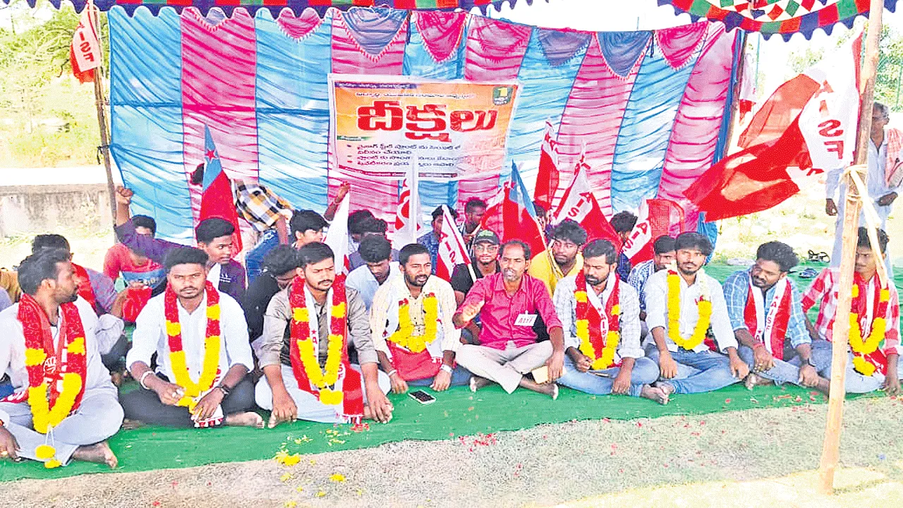 Relay Hunger strike  విశాఖ స్టీల్‌ ప్లాంట్‌ను సెయిల్‌లో విలీనం చేయాలి