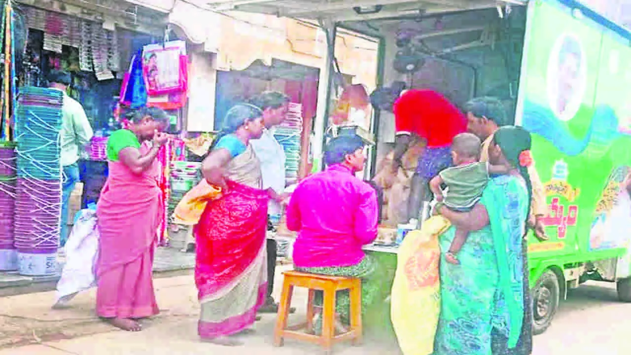 RATION : ఎలాగూ మార్చేస్తారు... బియ్యం అమ్మేద్దాం..!