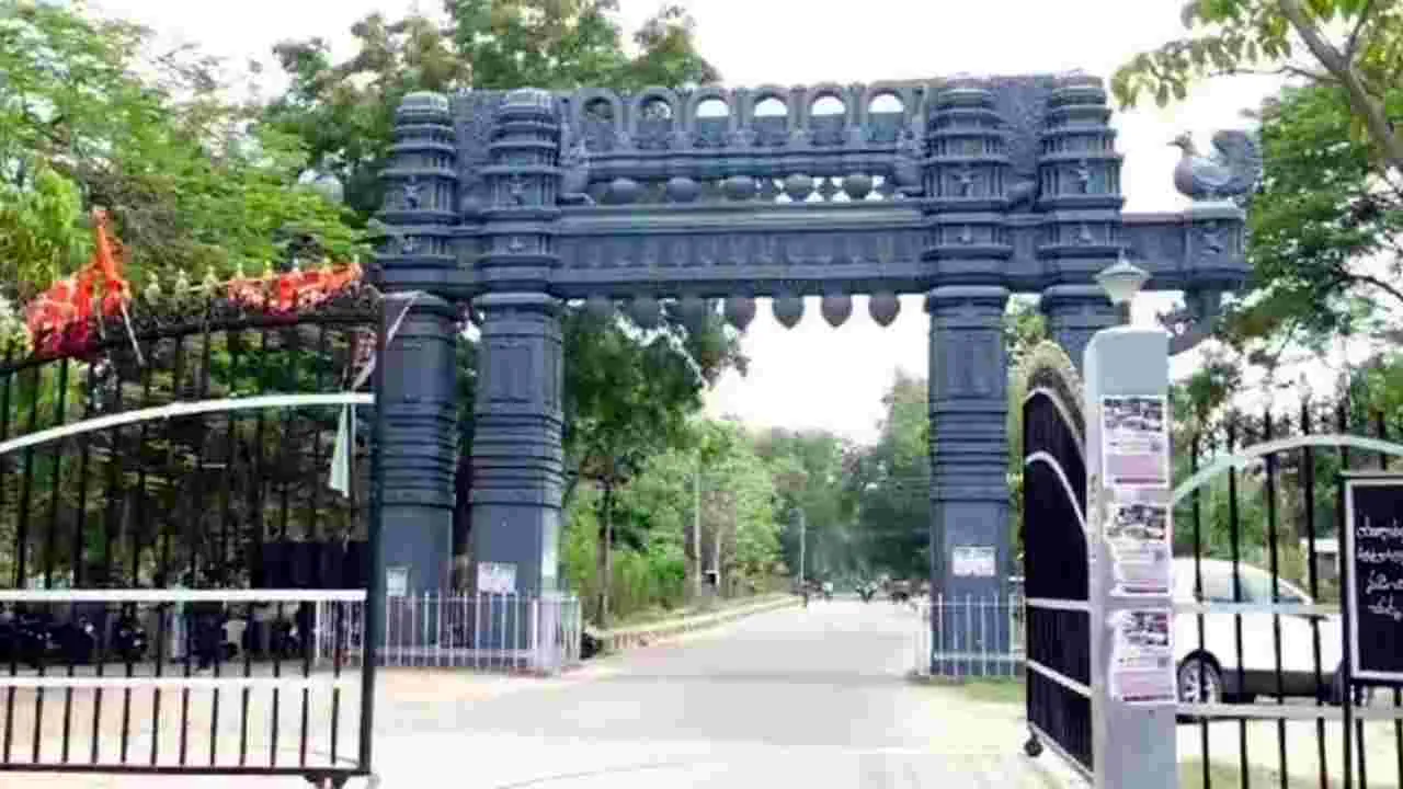 Kakatiya University: కేయూ అసిస్టెంట్‌ రిజిస్ట్రార్‌పై సస్పెన్షన్‌ వేటు