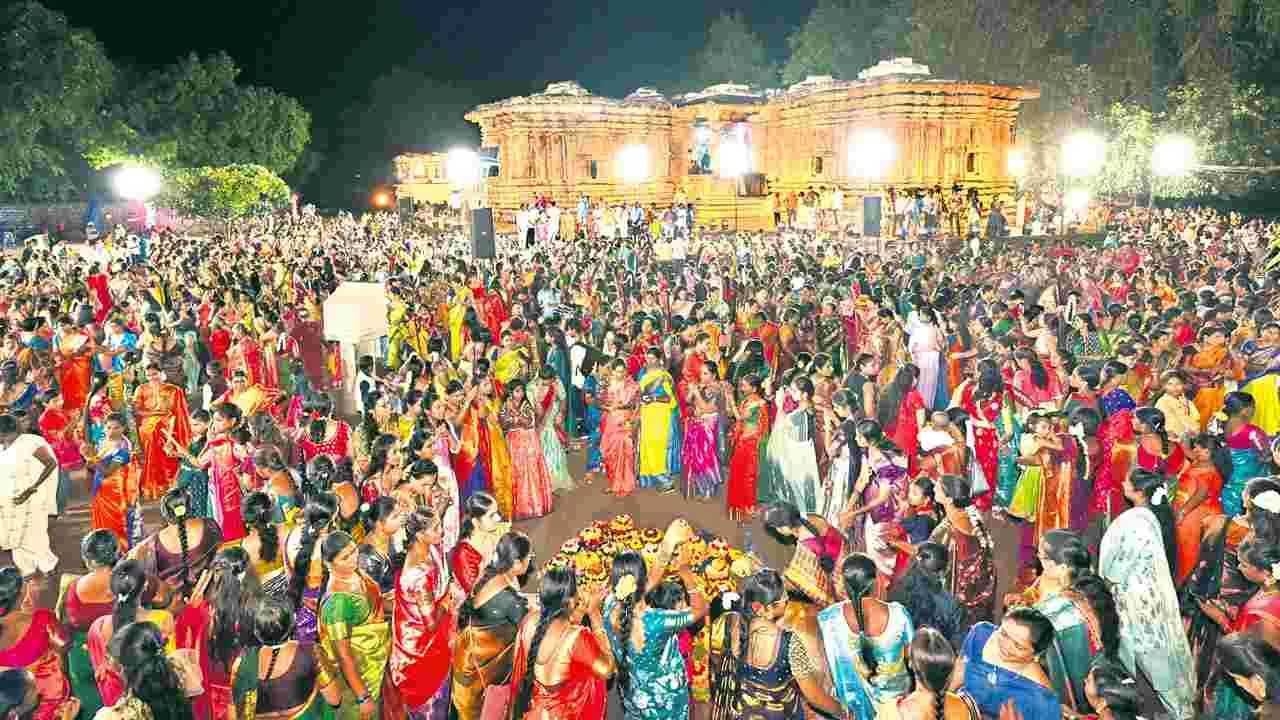 Bathukamma: ముంగిళ్లకు ‘ఎంగిలిపూల’ కళతో.. 