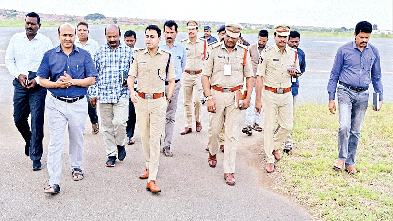 ఎయిర్‌పోర్టులో భద్రతా ఏర్పాట్ల పరిశీలన