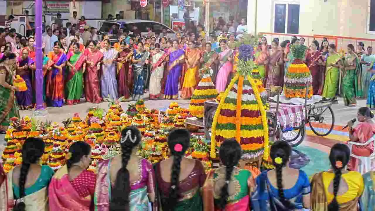 Bathukamma: రెండో రోజు అటుకుల బతుకమ్మ.. విశిష్టత ఇదే