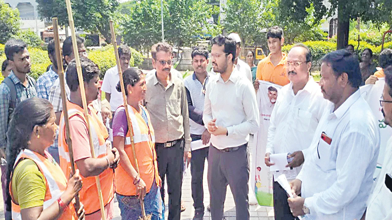 పారిశుధ్య కార్మికుల సేవలు నిరుపమానం : జేసీ