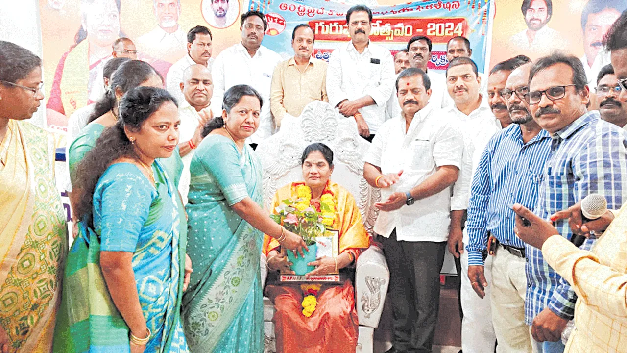 ‘ఉపాధ్యాయులను గౌరవించాలి’