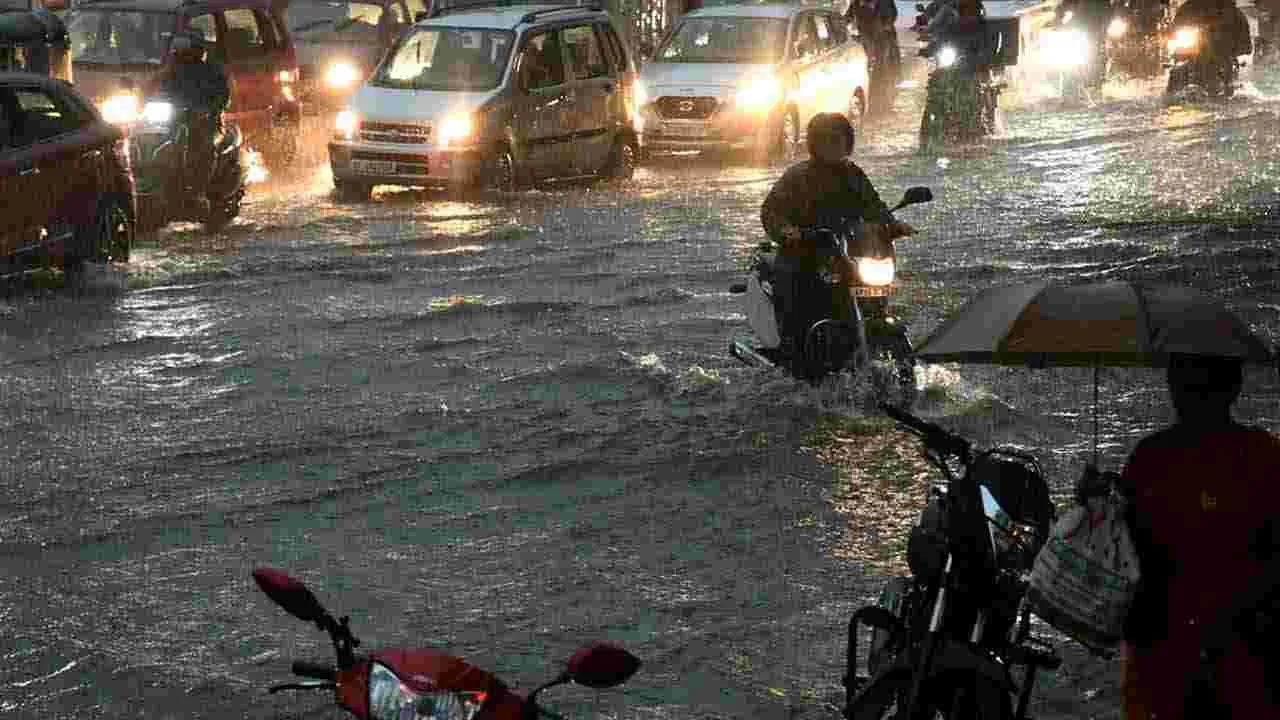 Rains: హైదరాబాద్‌లో భారీ వర్షం.. ఈ ప్రాంతాల్లో ట్రాఫిక్ జామ్