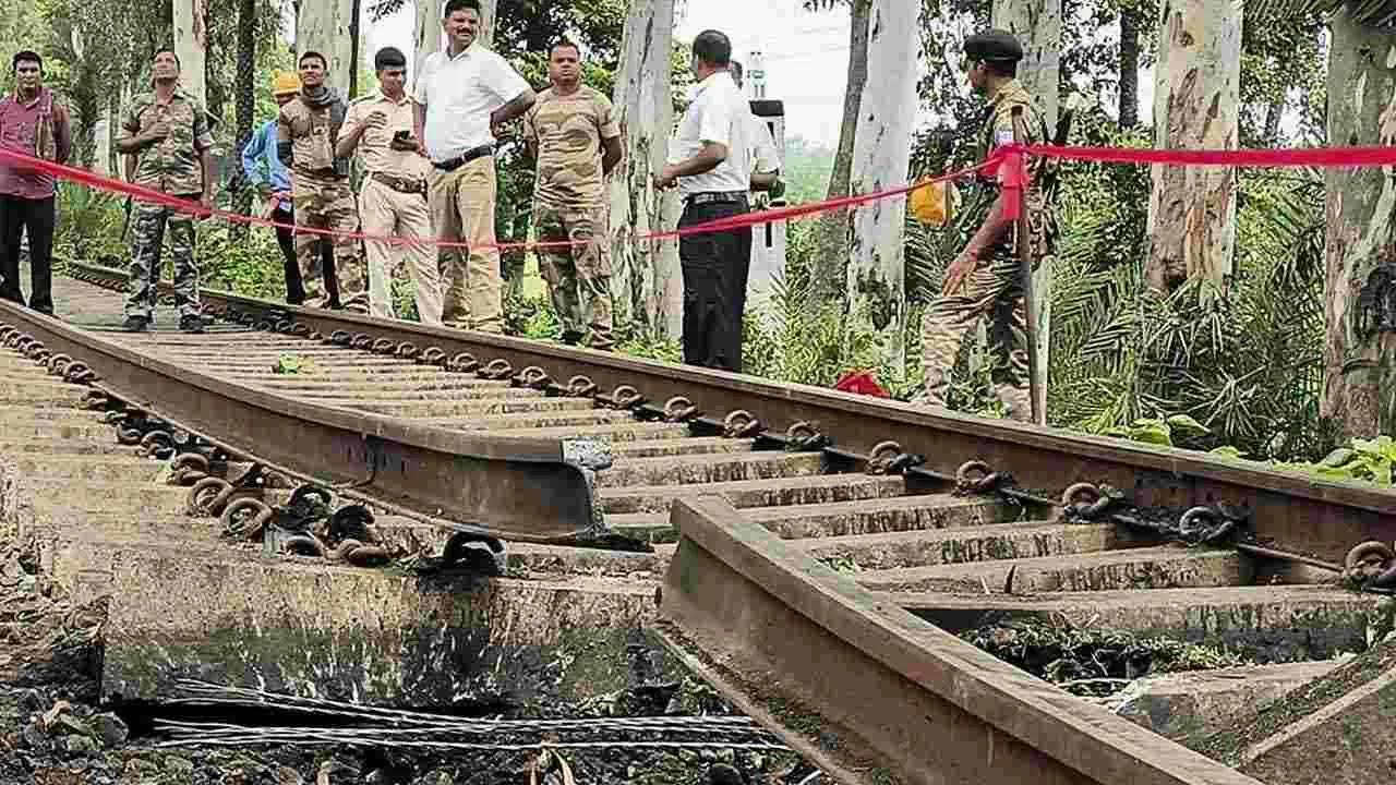 Jharkhand: రైల్వే ట్రాక్‌ను పేల్చేసిన దుండగులు