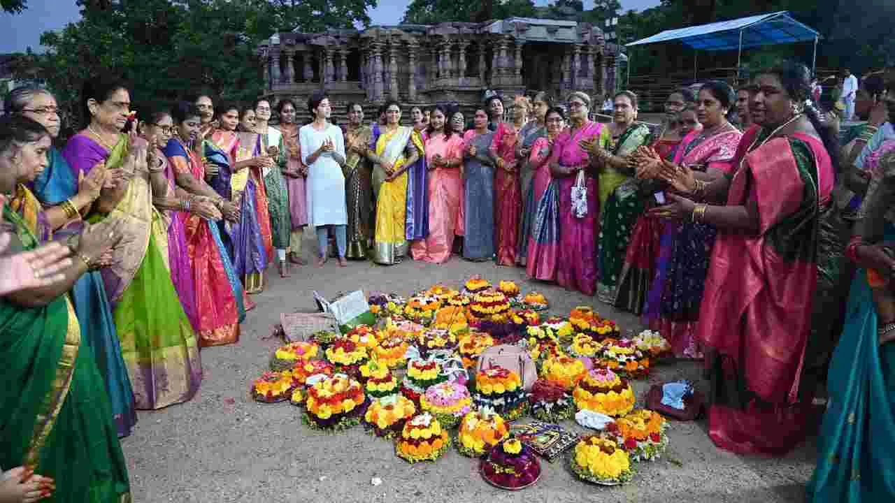 వేయిస్తంభాల దేవాలయంలో బతుకమ్మ సంబురాలు