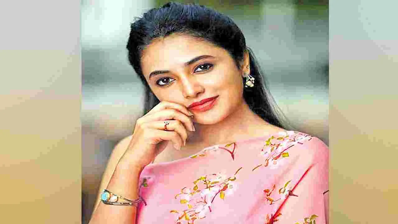 Priyanka Mohan: వేదిక కూలి పడిపోయిన హీరోయిన్‌ ప్రియాంక 