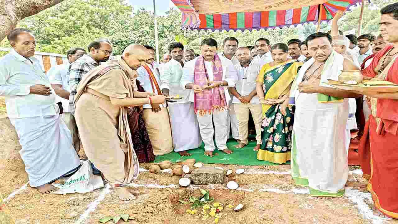 అభివృద్ధి పనులకు భూమి పూజ     