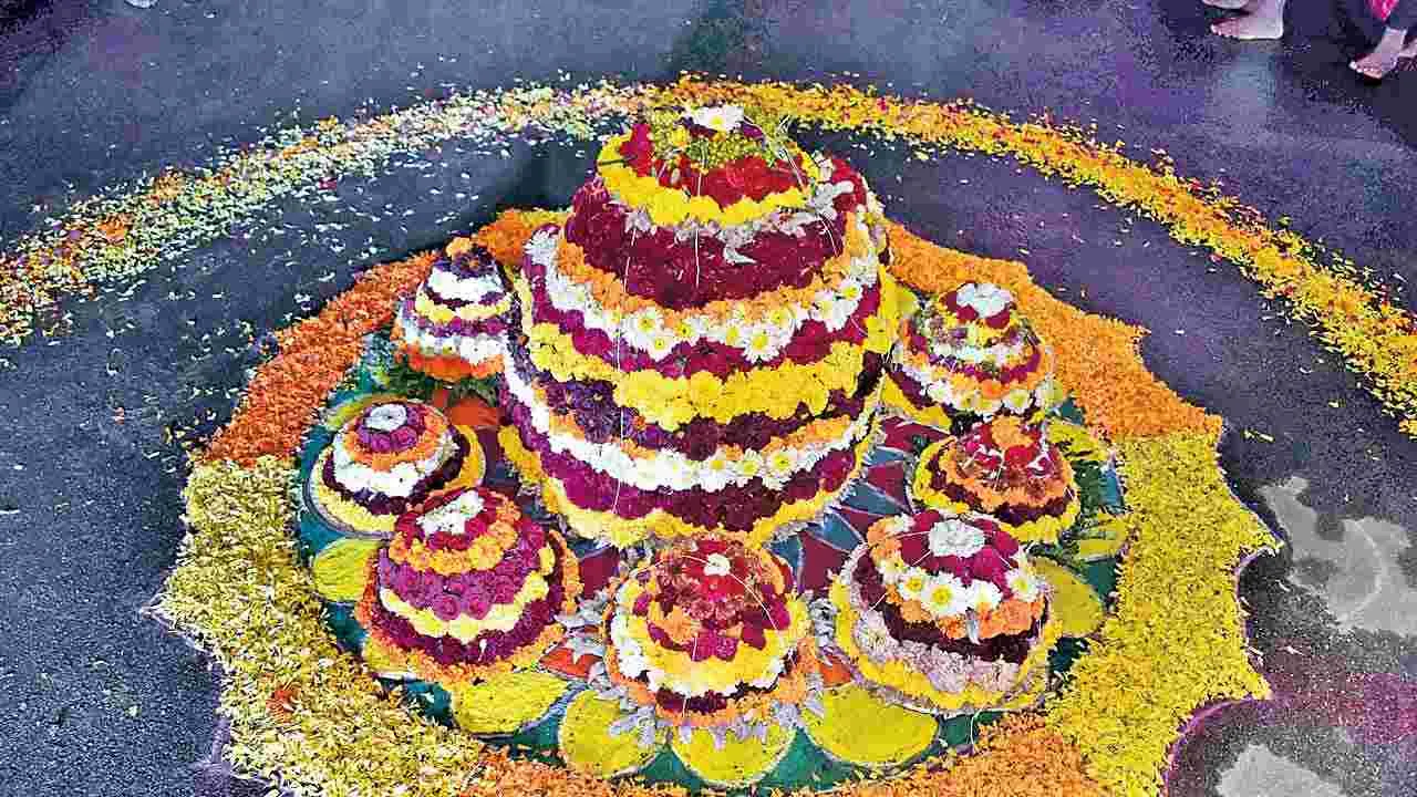 Bathukamma: ముచ్చటగా మూడో రోజు ముద్దపప్పు బతుకమ్మ