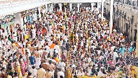 మంత్రాలయానికి పోటెత్తిన భక్తులు 