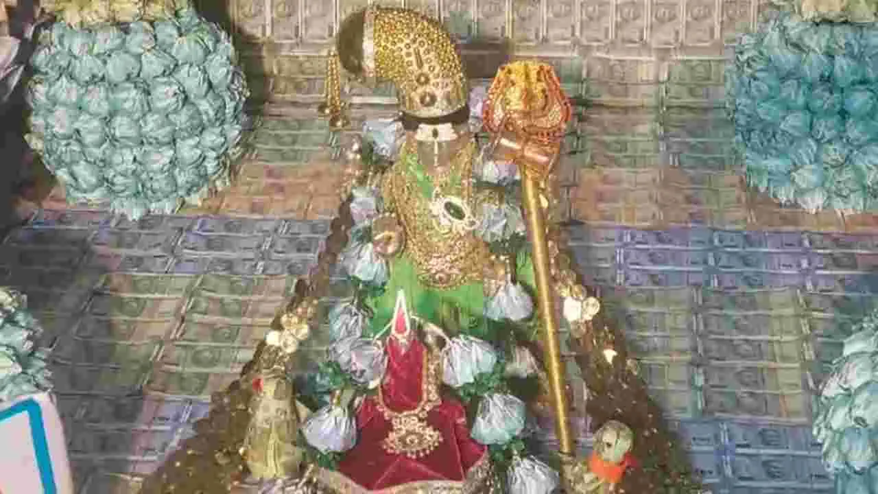 Devinavaratri Celebrations: ధనలక్ష్మి అలంకరణలో అమ్మవారు.. వెరీ కాస్టలీ 