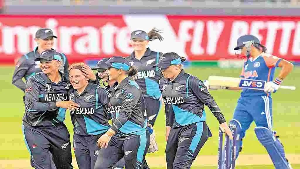 Women's T20 World Cup :  పోరాటమే లేకుండా..