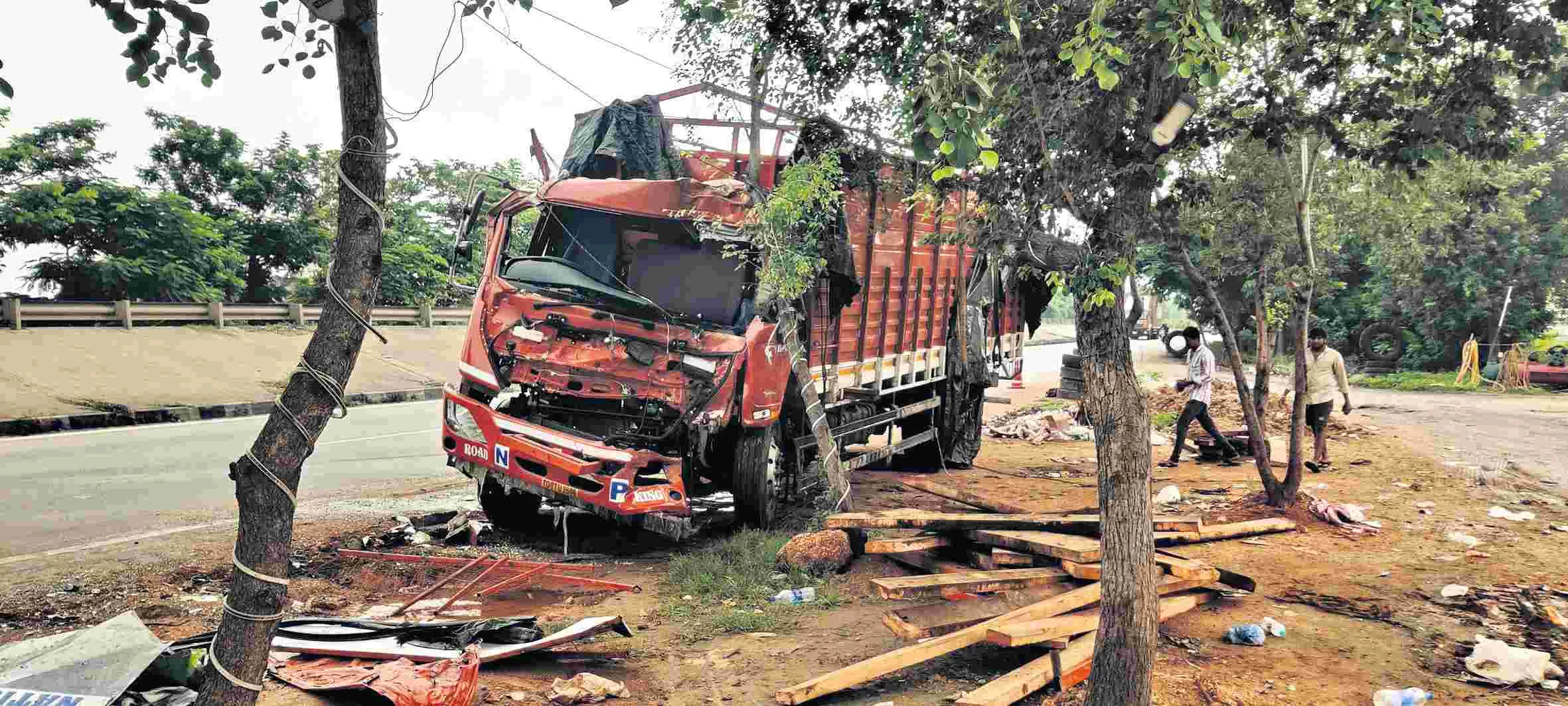 బస్సును ఢీకొట్టి డీసీఎం బోల్తా  