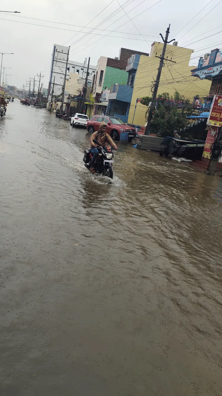 Roads are flooded : రోడ్లు జలమయం - ప్రగతికి గ్రహణం